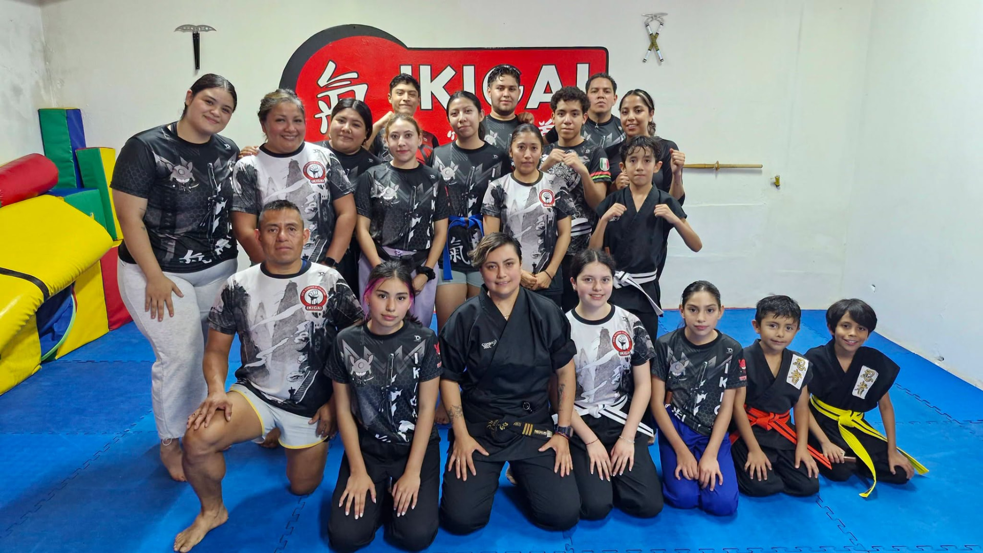 Alumnos de ninjutsu de Ikigai con armas tradicionales en el dojo