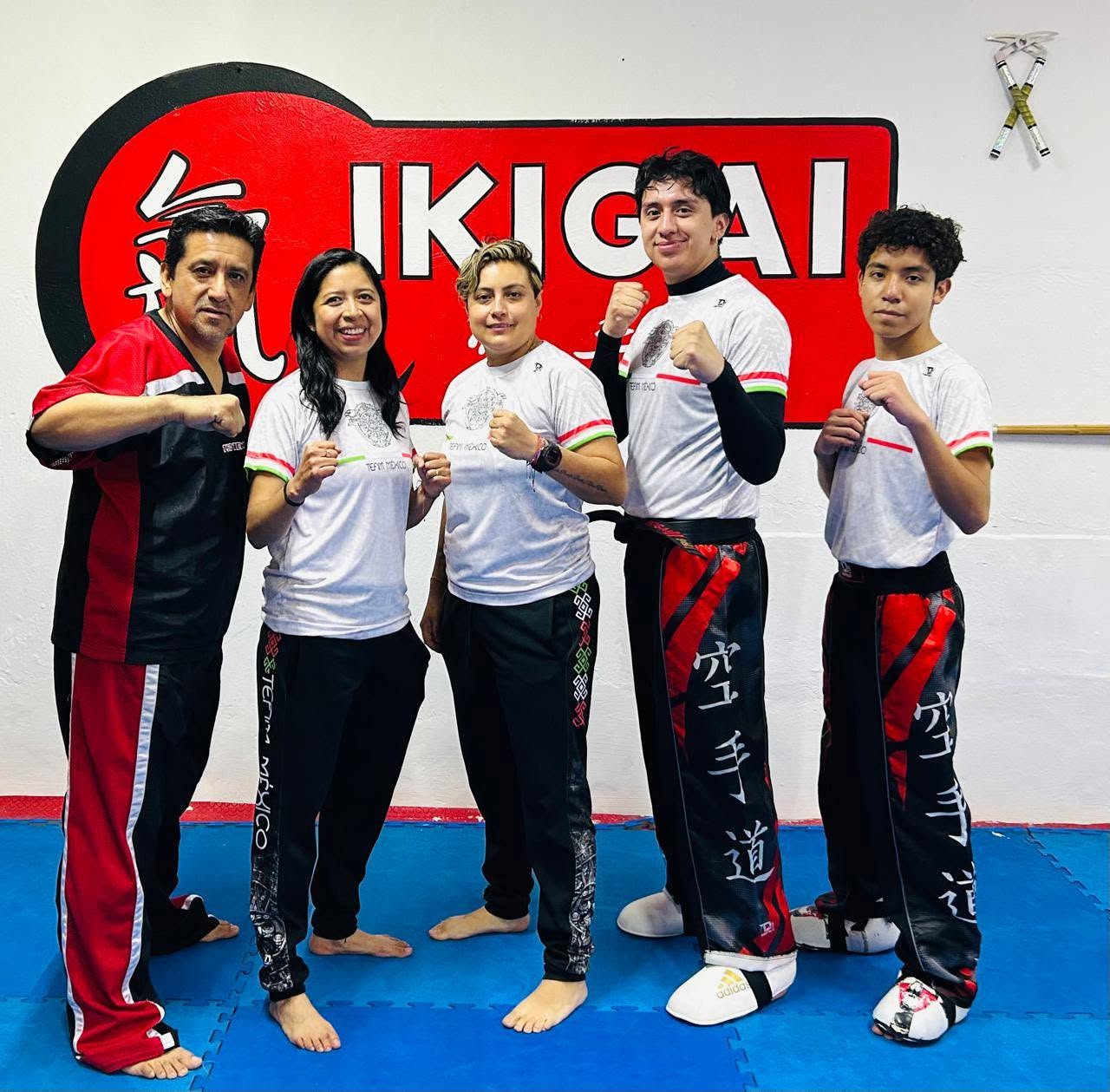 Instructores de Ikigai con playera Team México en el dojo