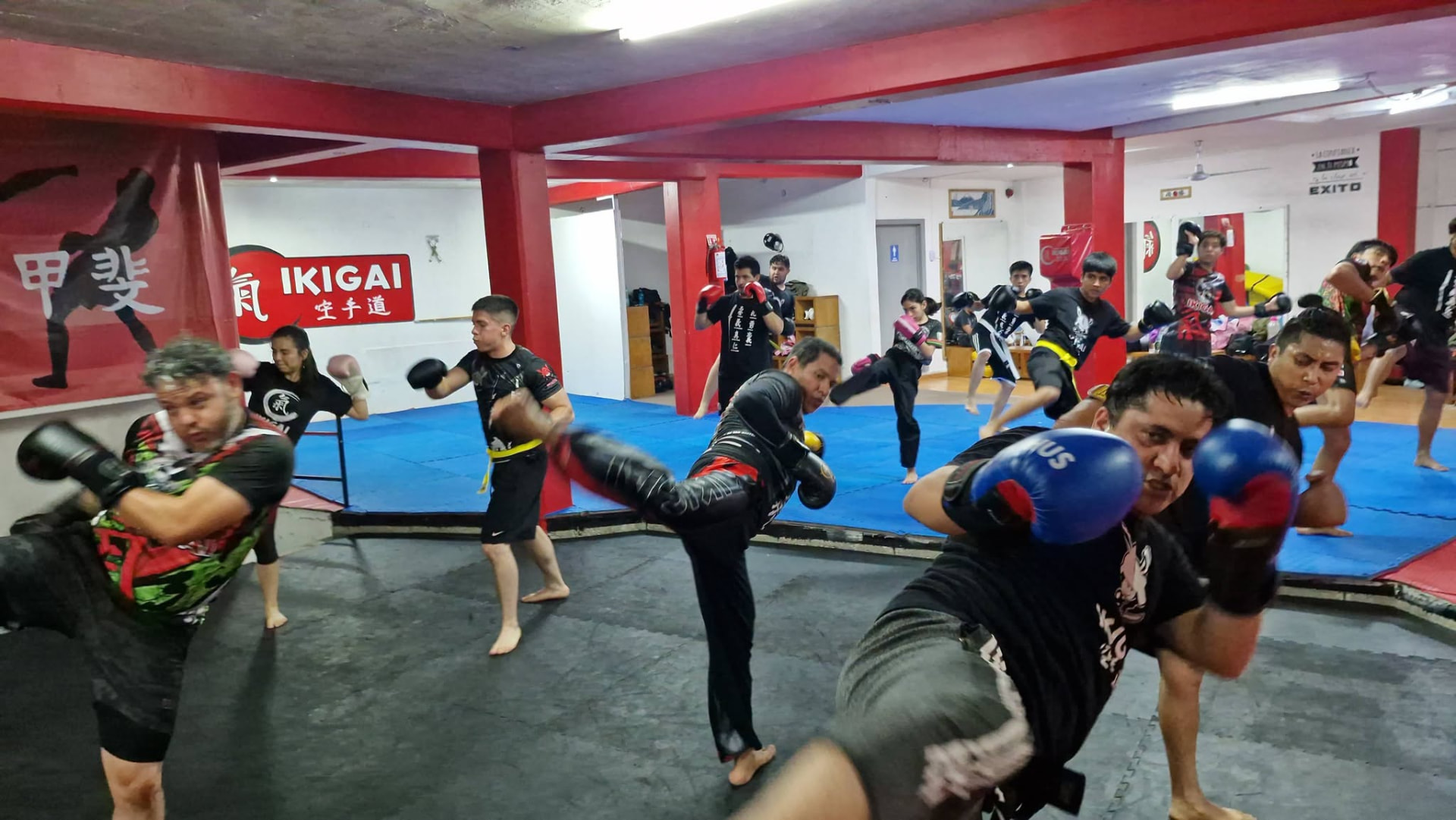 Clase de kickboxing para adultos en el dojo Ikigai de Tultitlán