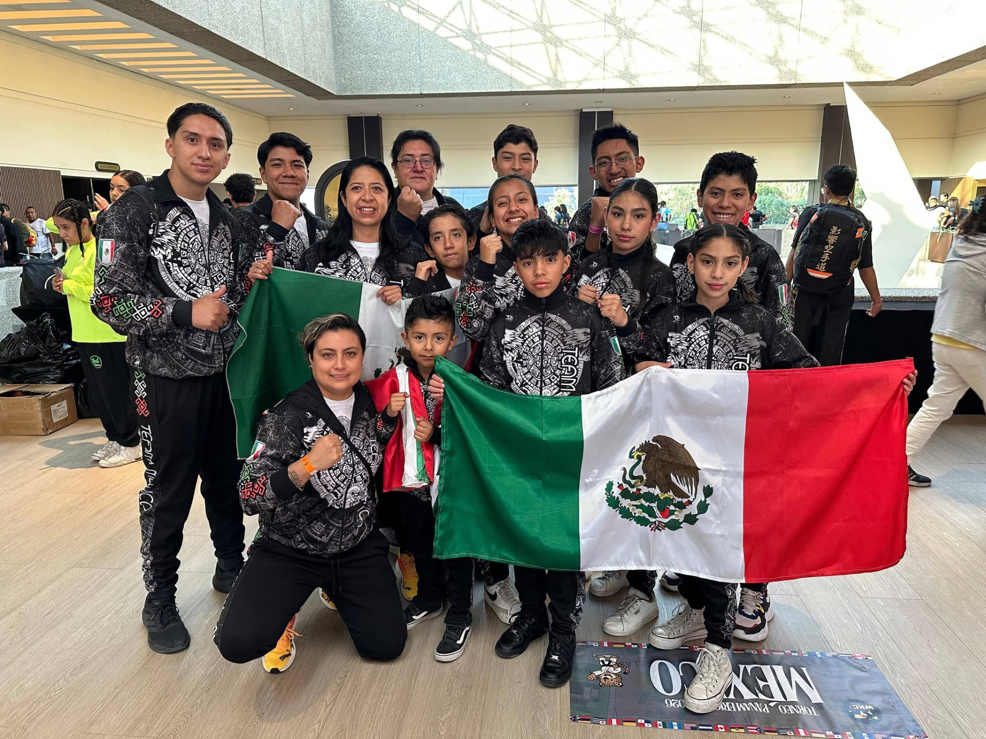 Equipo de competencia de Ikigai con la bandera de México en un torneo internacional