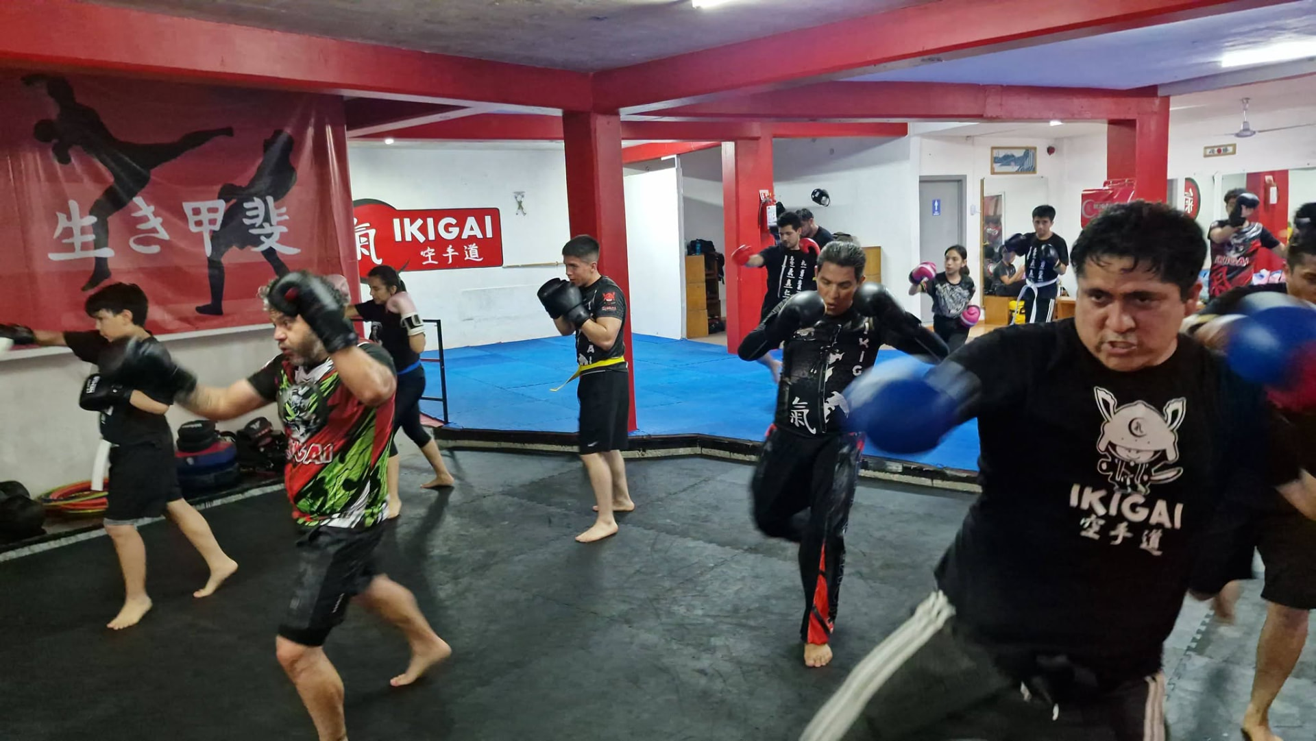 Clase de kickboxing para adultos entrenando golpeo en Ikigai